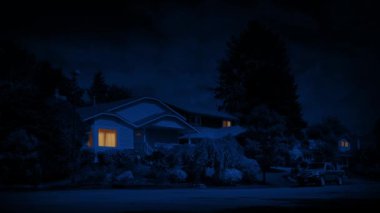 Geceleri ışıkları açık olan evler.