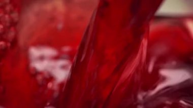 Meyveli Kola, Makro Şat 'a dökülüyor.