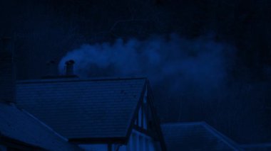 Geceleri bacası tüten ev.