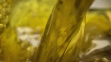 Limonlu gazoz bardağa döküldü.