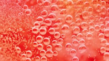 Camda kırmızı soda kabarcıkları