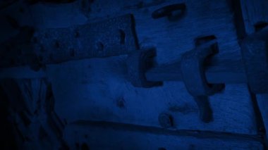 Gece Kilitli Kale Kapısı Üzerinde Çarpık Gölgeler