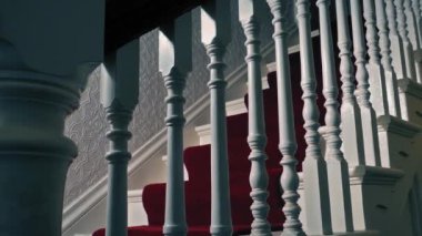 Halı döşemeli merdiven