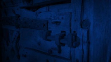 Ürkütücü Canavar Kale Kapısı Üzerinde Gölgeler