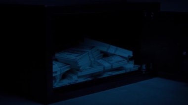 Polis kasayı açtı ve içinde bir sürü para var.