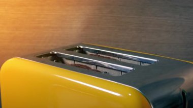 Kadeh kaldırma Güneş Işığında, Sabah Kahvaltısı Hazırlama