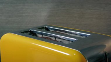 Kahverengi tost tost makinesi kapanışında patlıyor.