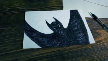 Ürkütücü Yaratık, Masaya Korkunç Yaratık Çiziyor.