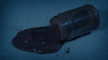 Kavanoz Düşüren Domates Sosu 2 Shots 'a dökülüyor.