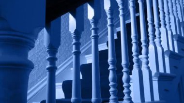 Büyük Eski Ev 'deki merdivenlerde şimşekler çakıyor