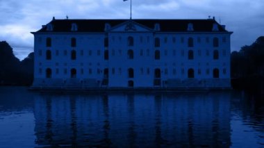 Rıhtımdaki Büyük Eski Bina Üzerine Yıldırım Düştü