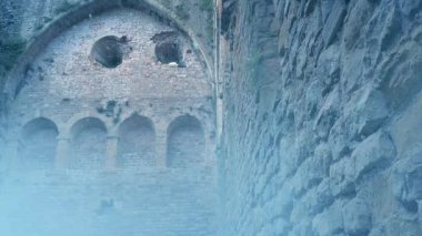 Ortaçağ Kalıntıları Üzerine Kar Düşüyor