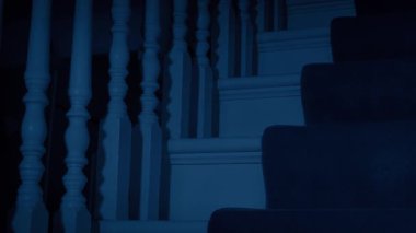 Karanlık Ev Taşınma Merdiveni Çekimi