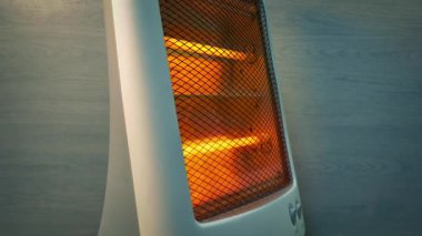 Oda ısıtıcısı, duvarın etrafında daire çiziyor.