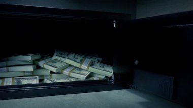 Polis Fotoğrafı Çok Parayla Açık Kasa