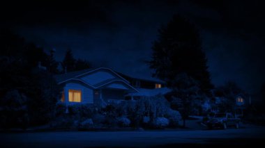 Geceleri Evdeki Adam Pencereyi Işıklandırıyor