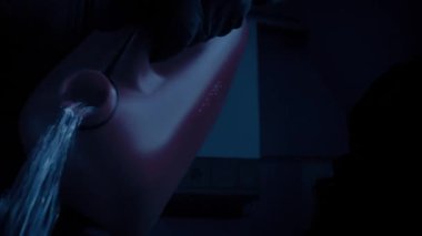 Kundakçı Karanlık Binanın İçinden Benzin Döküyor