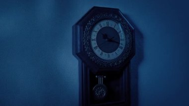 Eski Duvar Saatinin Üzerinde Kabus Gölgeleri