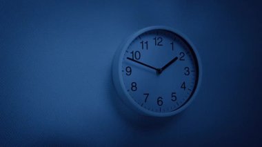 Duvardaki Saatin Üzerindeki Korkunç Canavar Şekilleri