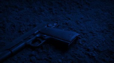 Polis, gece vakti yerde silah taşıyor.