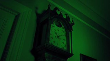 Saatin Üzerindeki Korkunç Yaratık Gölgeleri Cadılar Bayramı Sahnesi