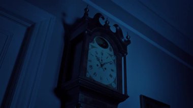 Eski Saatin Üzerinde Lanetli Ev Gölgeleri