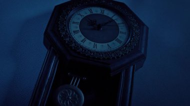 Canavar Gölgeleri Eski Saatin Üzerinde