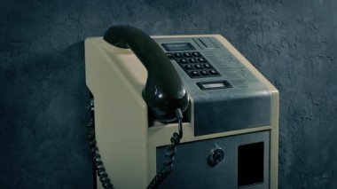 Duvarın yanındaki ankesörlü telefon.