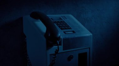 Karanlıktaki Ankesörlü Telefon Çanları