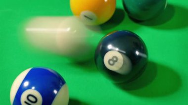 8 numaralı bilardo topu 4 atışta.