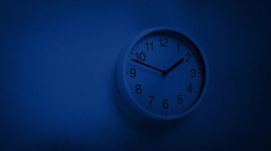 Yatak odası duvarındaki ürkütücü gölgeler.