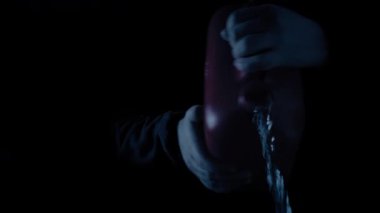 Adam Karanlık Suç Sahnesine Gaz Döktü