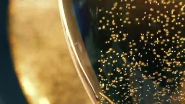 Şampanya kadehleri dolduruldu.