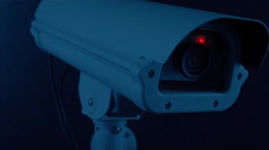 Duvardaki CCTV kamerası. Akşamları ışık yanıp sönüyor.