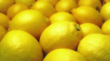 Süpermarkette Sarı Limonlar Yığını