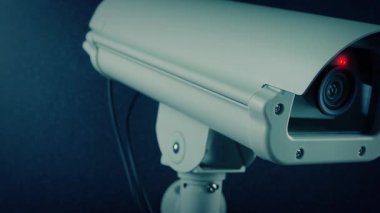 Kırmızı ışık yanıp sönen CCTV kamerasından geçiyoruz.