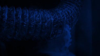 Karanlıkta Boru Sızdıran Duman