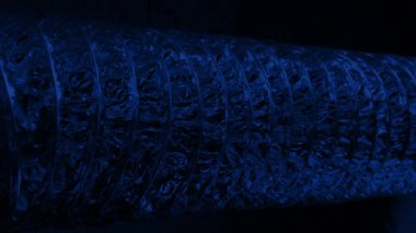 Karanlıktaki Hava Kanalında Yavaşça Hareket Etmek