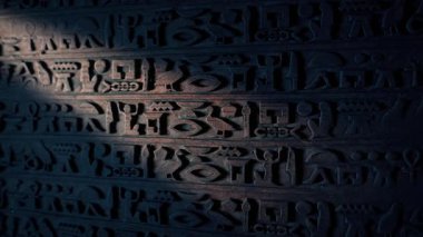 Işık Kuyusu Mısır Duvarı oymalarını aydınlatıyor