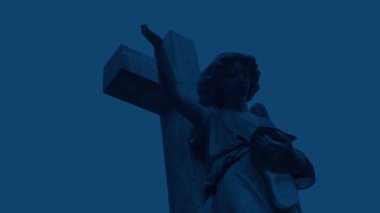 Akşamları Mezar taşı Meleği figürü