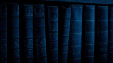 Karanlıktaki Eski Kitaplar Rafı