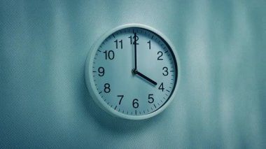 Üzerinde Gölgeler Hareket Eden Duvar Saati