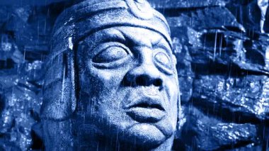 Yağmur Fırtınasında Baş Heykeli Şimşek Işıklandırdı