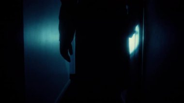 Gece Koridorda Flash Light 2 Shot ile Yürüyen Adam