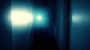 Adam geceleri koridora ve odaya bakıyor. Polis, müfettiş.