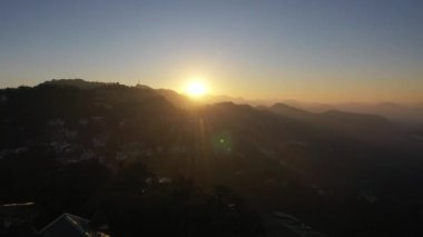 Hindistan 'ın Mussoorie Uttarakhand kentindeki Himalayalar' da günbatımının hava manzarası. Yüksek kalite 4K görüntü