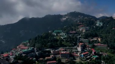 Hindistan 'ın Mussoorie Uttarakhand kentindeki Himalayalar' da günbatımının hava manzarası. Yüksek kalite 4K görüntü