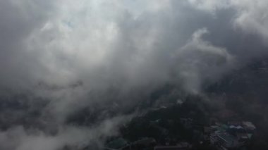 Hindistan 'ın Mussoorie Uttarakhand kentindeki Himalayalar' da günbatımının hava manzarası. Yüksek kalite 4K görüntü