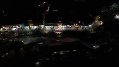 Hindistan 'ın Mussoorie Uttarakhand kentindeki Himalayalar' da günbatımının hava manzarası. Yüksek kalite 4K görüntü