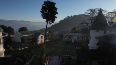 Dehradun, Uttarakhand Hindistan - 15 Ocak 2022 - Hindistan şehri Mussoorie Uttarakhand 'in Himalayaları' nda günbatımının hava manzarası. Yüksek kalite 4K görüntü